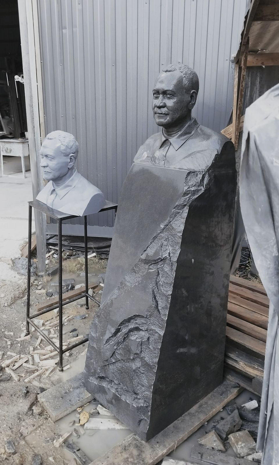 Памятники и скульптуры